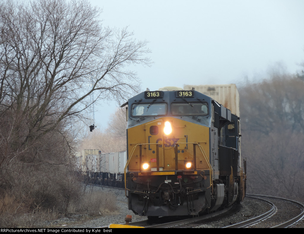 CSX 3163 on I001